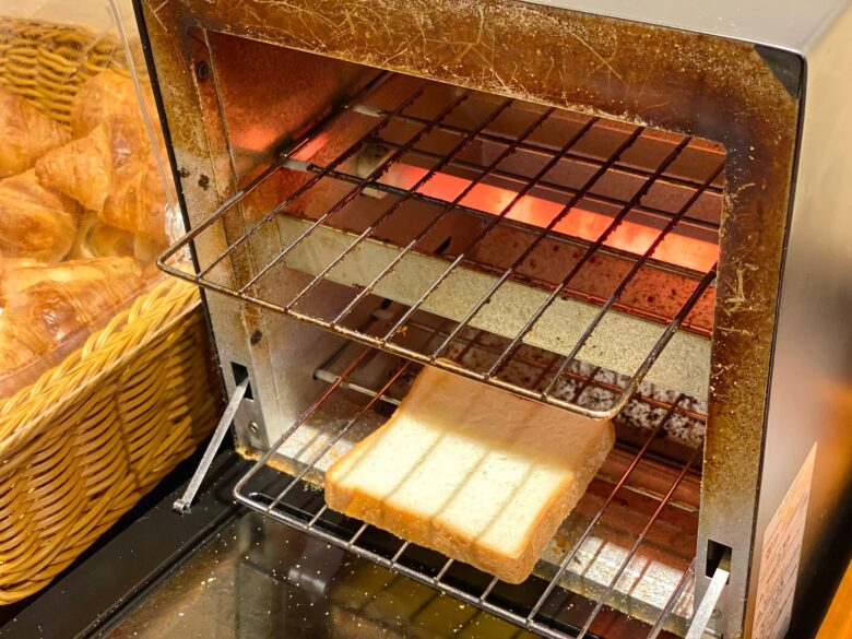 ダイワロイネットホテル京都駅前店のニャーヴェトナムの朝食バイキングにあるトースターで焼かれるミニ食パン