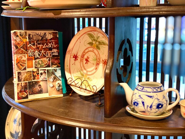 ダイワロイネットホテル京都駅前店の2階にあるニャーヴェトナムの食器と本