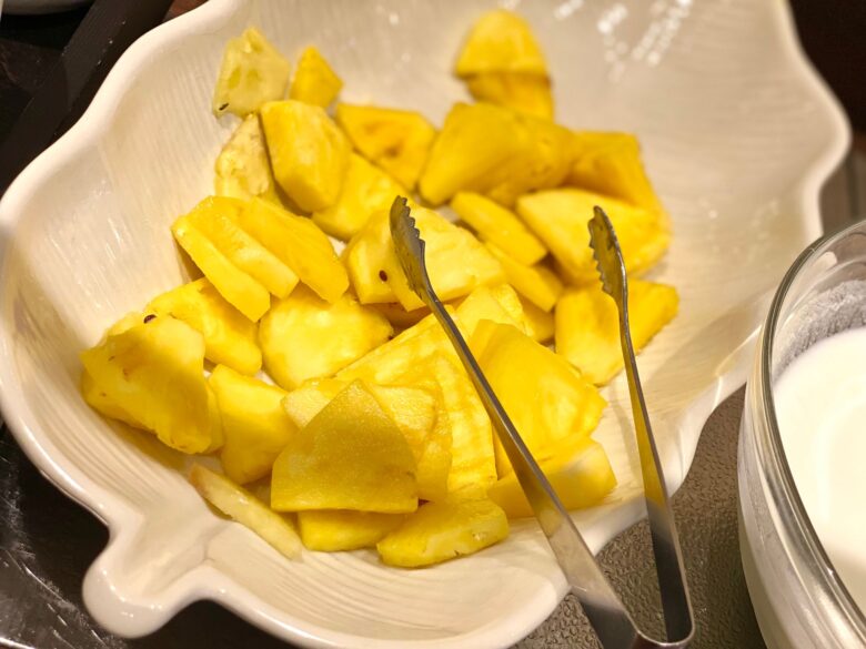 ダイワロイネットホテル京都駅前店のニャーヴェトナムの朝食バイキングにあるパイナップル