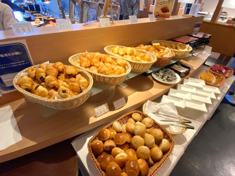 ホテルエルシエント京都の朝食バイキングにあるクロワッサンとロールパン
