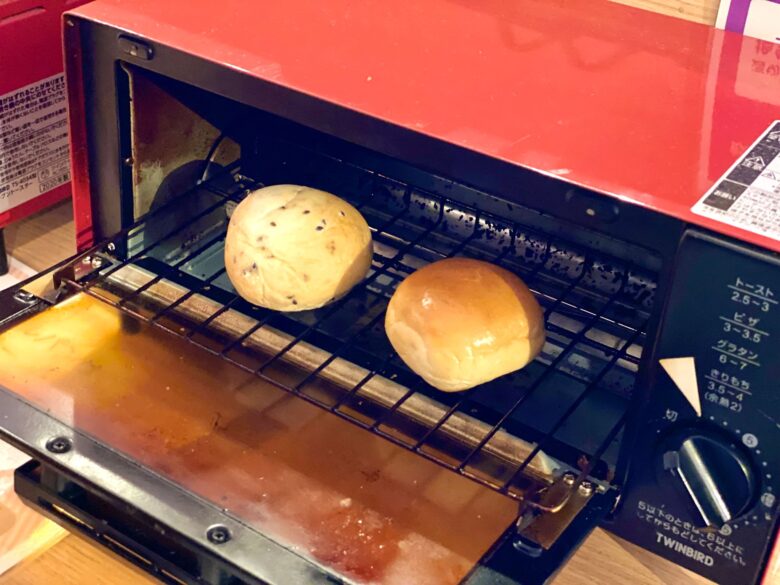 ホテルエルシエント京都の朝食バイキングにあるロールパンをオーブントースターで温める様子
