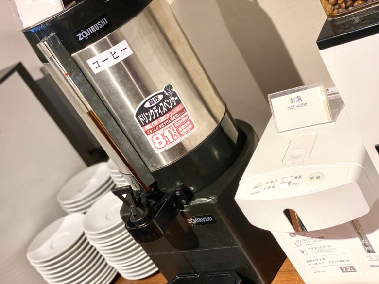 ホテルエルシエント京都の朝食バイキングにあるコーヒーマシンとお湯の機械