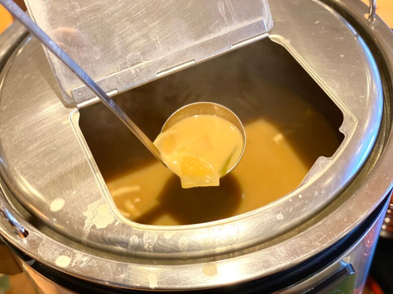 ホテルエルシエント京都の朝食バイキングにある自家製味噌汁