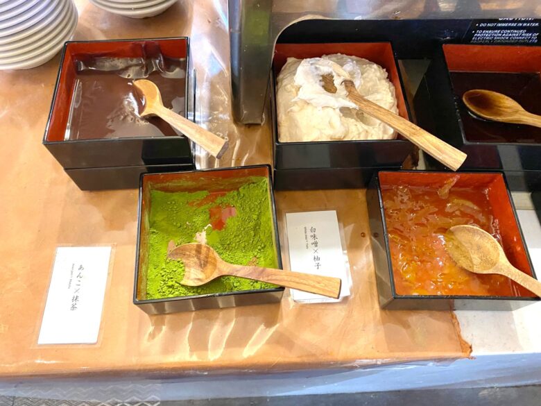 ホテル京阪京都八条口の朝食バイキングのお麩にトッピングするあんこ、抹茶、白味噌、柚子