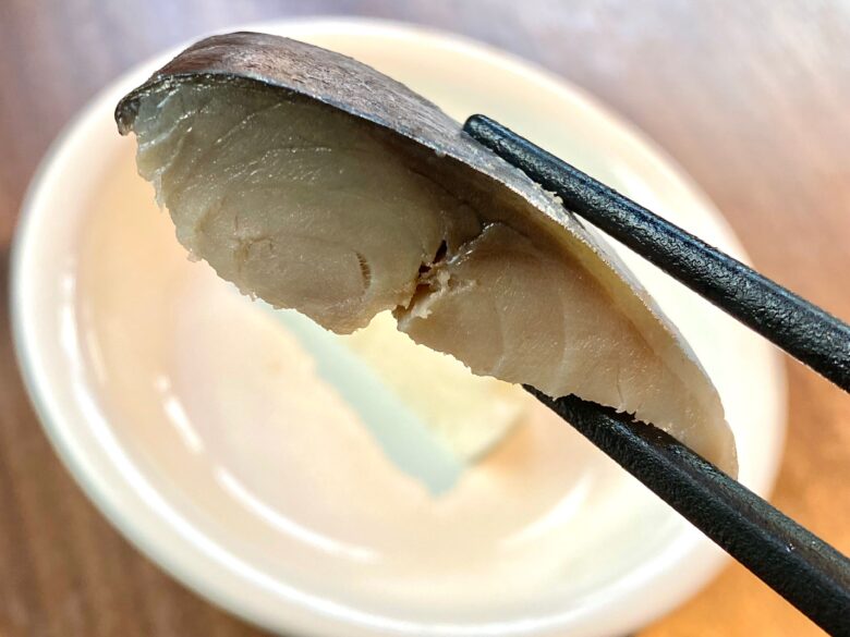 ホテル京阪京都八条口の朝食バイキングにある鯖寿司の鯖の厚さを確認する様子