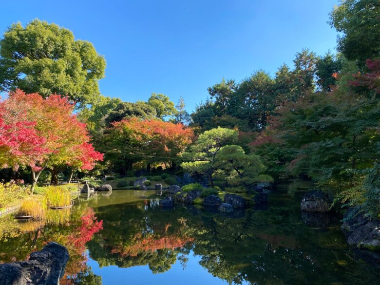 城南宮の平安の庭の紅葉と池