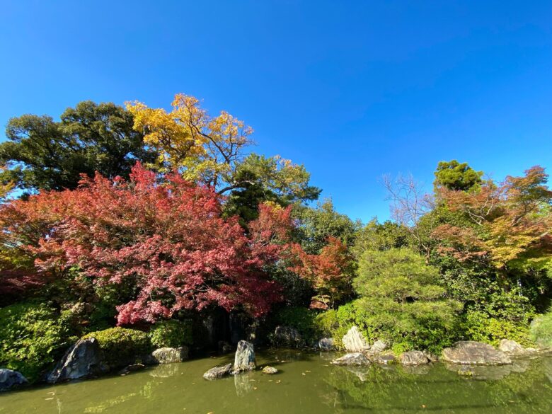 城南宮の室町の庭の紅葉と池