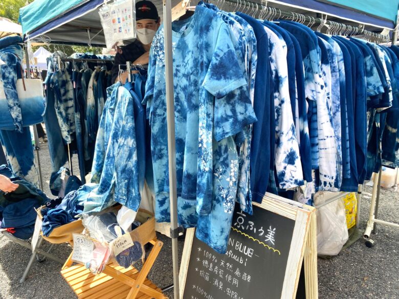 京都東寺の弘法市で出品されているハンドメイドの服