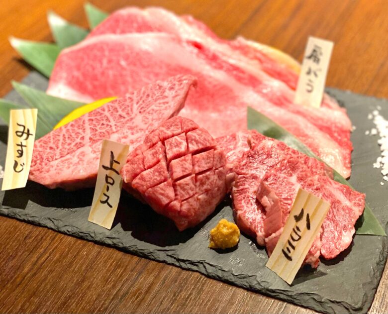 益市本店の綺麗に盛られているお肉（肉の日イベント限定の超肉盛り）