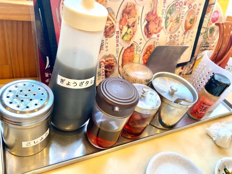天下一品竹田店テーブルサイドに設置されている数種類の薬味